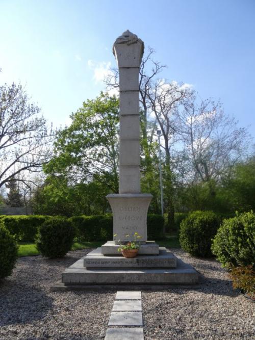 Pomník padlých ve&nbsp;světových válkách, postaven sborem dobrovolných hasičů.