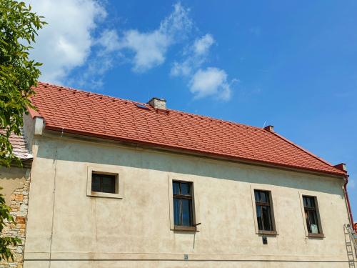 červenec 2025 - hotová rekonstrukce střechy zdravotního střediska 