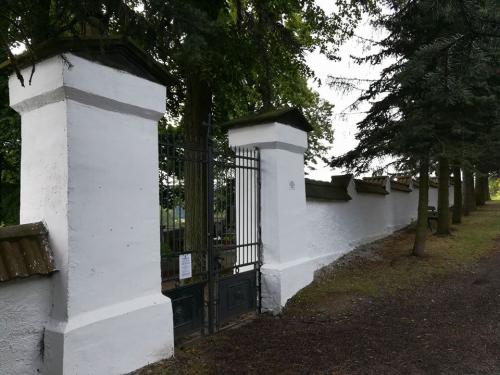 Natřená zeď hřbitova v&nbsp;H. Ročově